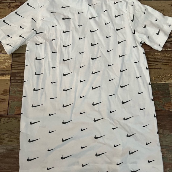Nike Tee - Picture 2 of 3